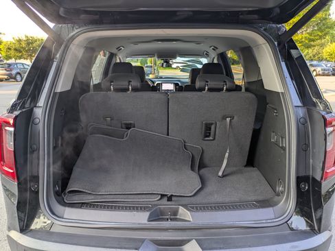 Used 2023 GMC Acadia SLE w/ Driver Convenience Package FWD image 32