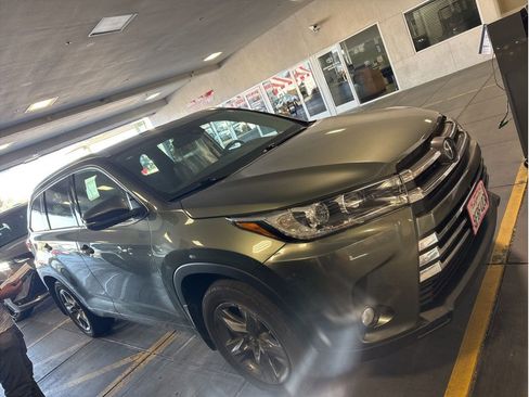 Used 2018 Toyota Highlander Limited Platinum AWD/4WD image 2
