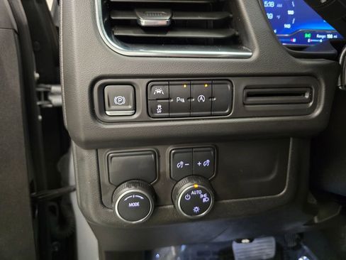 Used 2024 Chevrolet Suburban LT RWD image 29