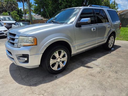 Used 2015 Ford Expedition Platinum RWD image 3
