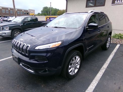 Used 2016 Jeep Cherokee Limited w/ Luxury Group AWD/4WD image 7