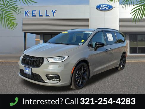 Used 2025 Chrysler Pacifica Limited FWD image 2
