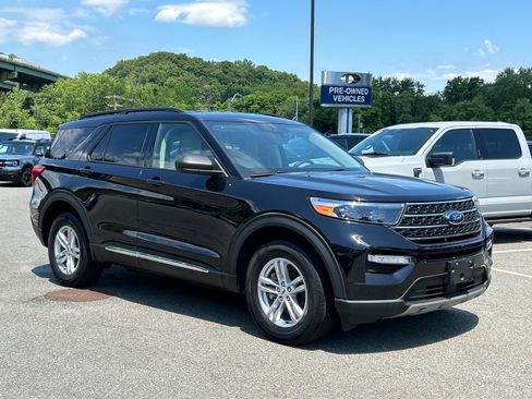 Certified 2023 Ford Explorer XLT w/ Equipment Group 202A AWD/4WD image 1