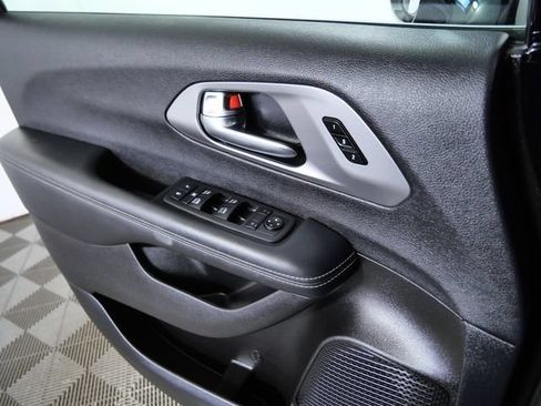 Used 2025 Chrysler Pacifica Select FWD image 25