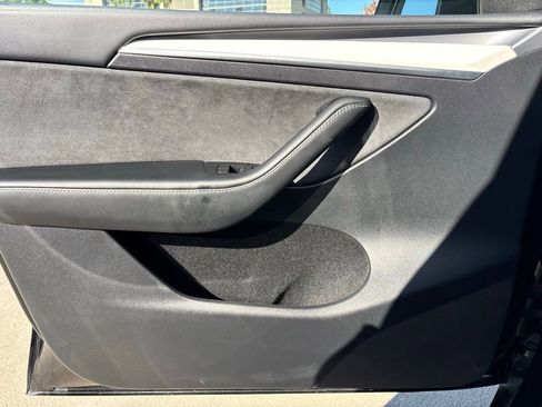 Used 2022 Tesla Model Y Long Range image 15