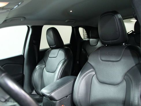Used 2019 Jeep Cherokee Limited AWD/4WD image 6