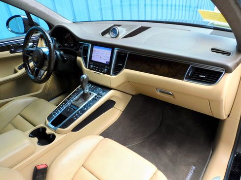 Used 2017 Porsche Macan Turbo image 19