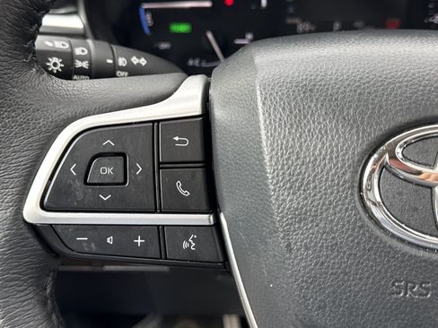 Used 2025 Toyota Sienna XLE FWD image 24