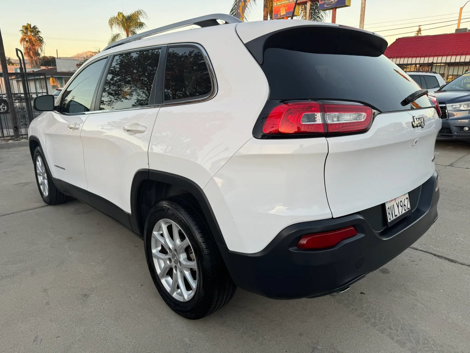 Used 2017 Jeep Cherokee Latitude FWD image 4