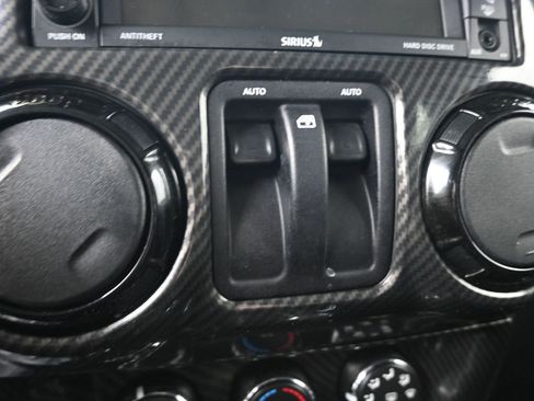 Used 2017 Jeep Wrangler Sahara image 19