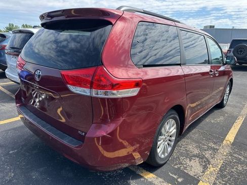 Used 2014 Toyota Sienna XLE w/ Entertainment Package FWD image 10