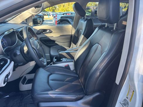 Used 2024 Chrysler Pacifica Touring-L image 37