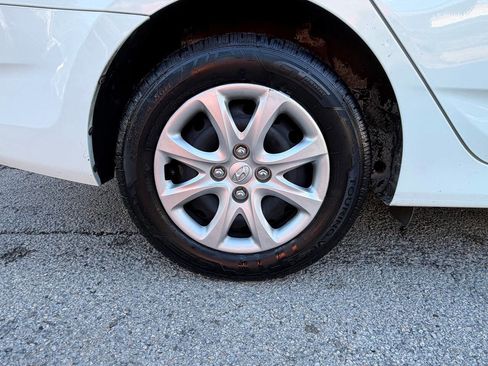 Used 2014 Hyundai Accent GLS FWD image 11