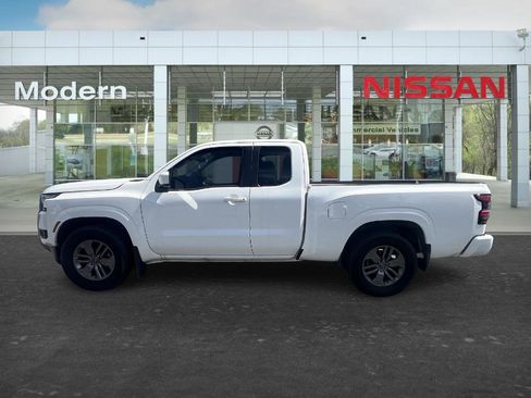 Used 2025 Nissan Frontier SV image 2