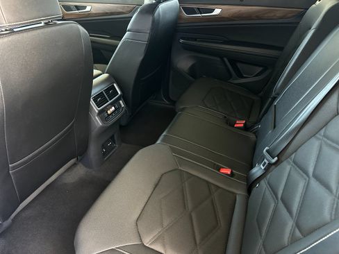 Used 2025 Volkswagen Atlas SE FWD image 10