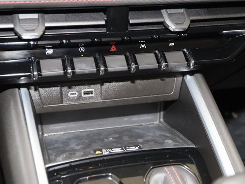 Used 2024 Chevrolet Colorado Z71 w/ Z71 Convenience Package 2 image 29