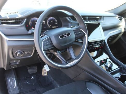 Used 2025 Jeep Grand Cherokee Altitude RWD image 14