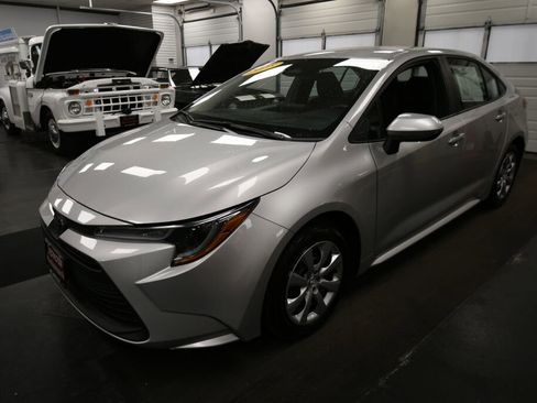 Used 2025 Toyota Corolla LE FWD image 4