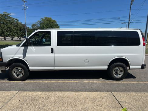 Used 2020 Chevrolet Express 3500 LT w/ LT Preferred Equipment Group RWD image 7