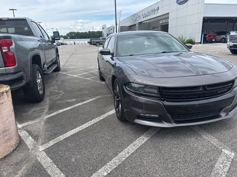 Used 2015 Dodge Charger R/T RWD image 4
