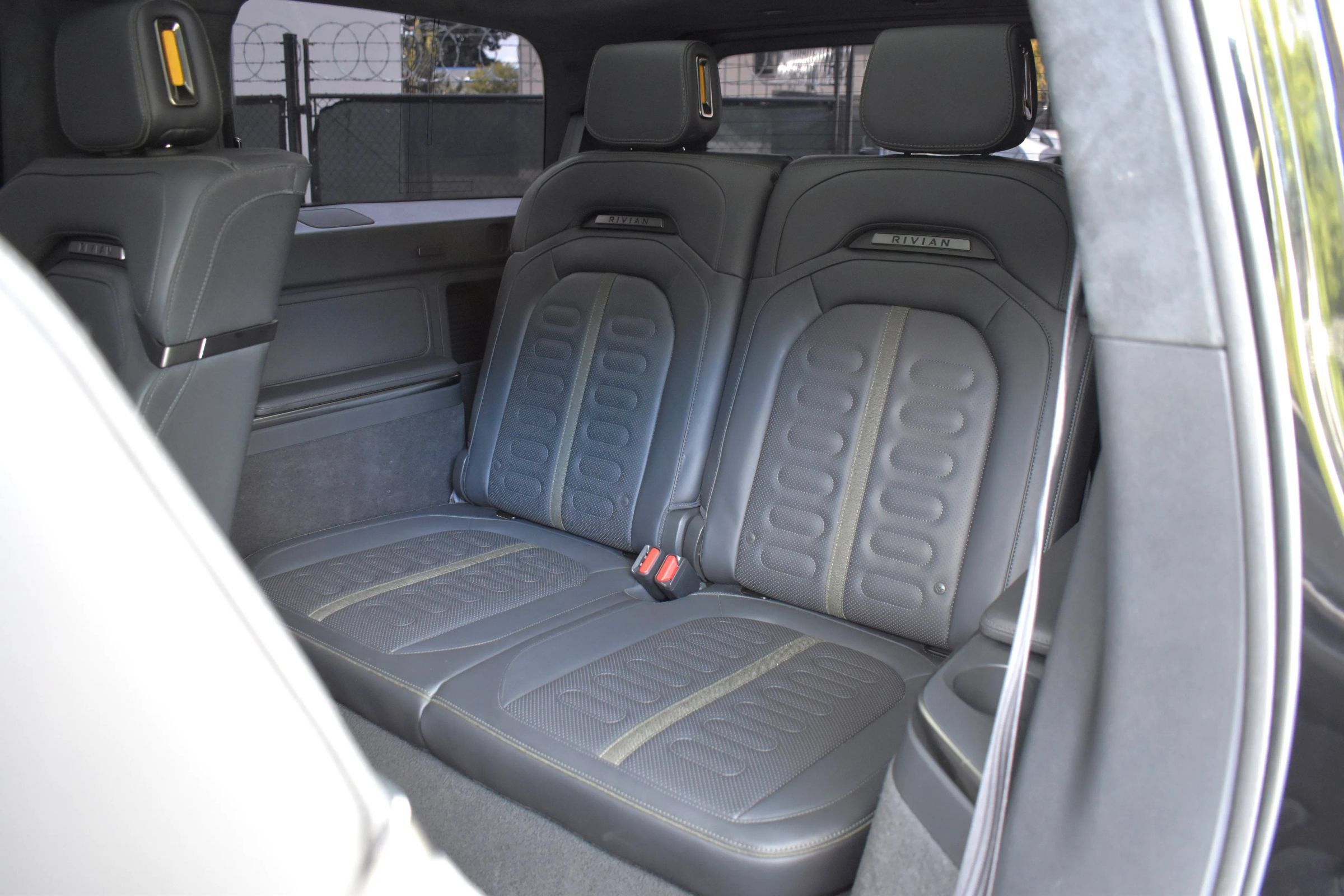Used 2025 Rivian R1S Adventure Dual AWD/4WD image 29
