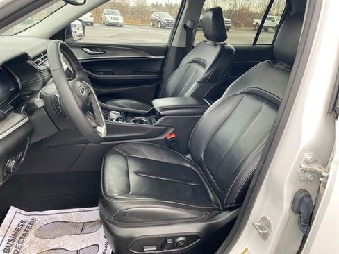 Used 2023 Jeep Grand Cherokee Limited image 16