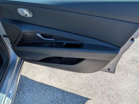 Used 2025 Hyundai Elantra SEL image 31