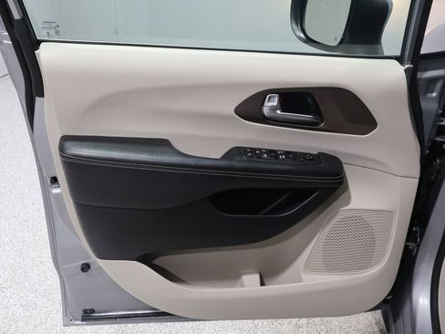 Used 2021 Chrysler Voyager LX image 18