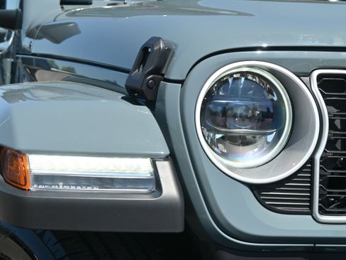 Used 2025 Jeep Wrangler Sahara image 26