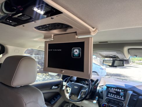 Used 2019 Chevrolet Suburban Premier AWD/4WD image 17