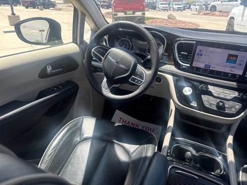 Certified 2024 Chrysler Pacifica Limited FWD image 16