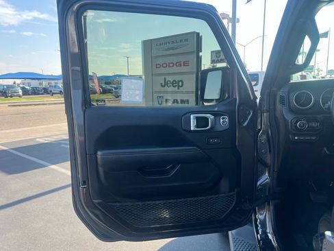 Used 2022 Jeep Wrangler Unlimited Sahara AWD/4WD image 30