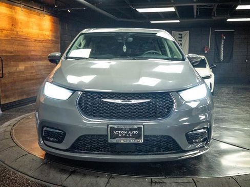 Used 2023 Chrysler Pacifica Touring-L FWD image 4