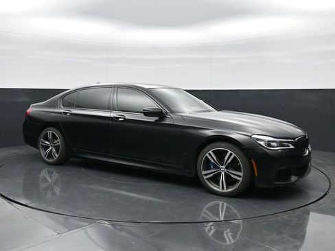 Used 2018 BMW 750i w/ Executive Package RWD image 3