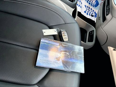 Used 2024 Chrysler Pacifica Touring-L image 20