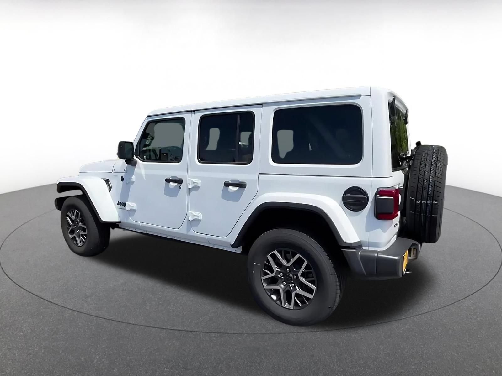 Used 2025 Jeep Wrangler Unlimited Sahara AWD/4WD image 9