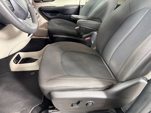 Used 2017 Chrysler Pacifica LX FWD image 12