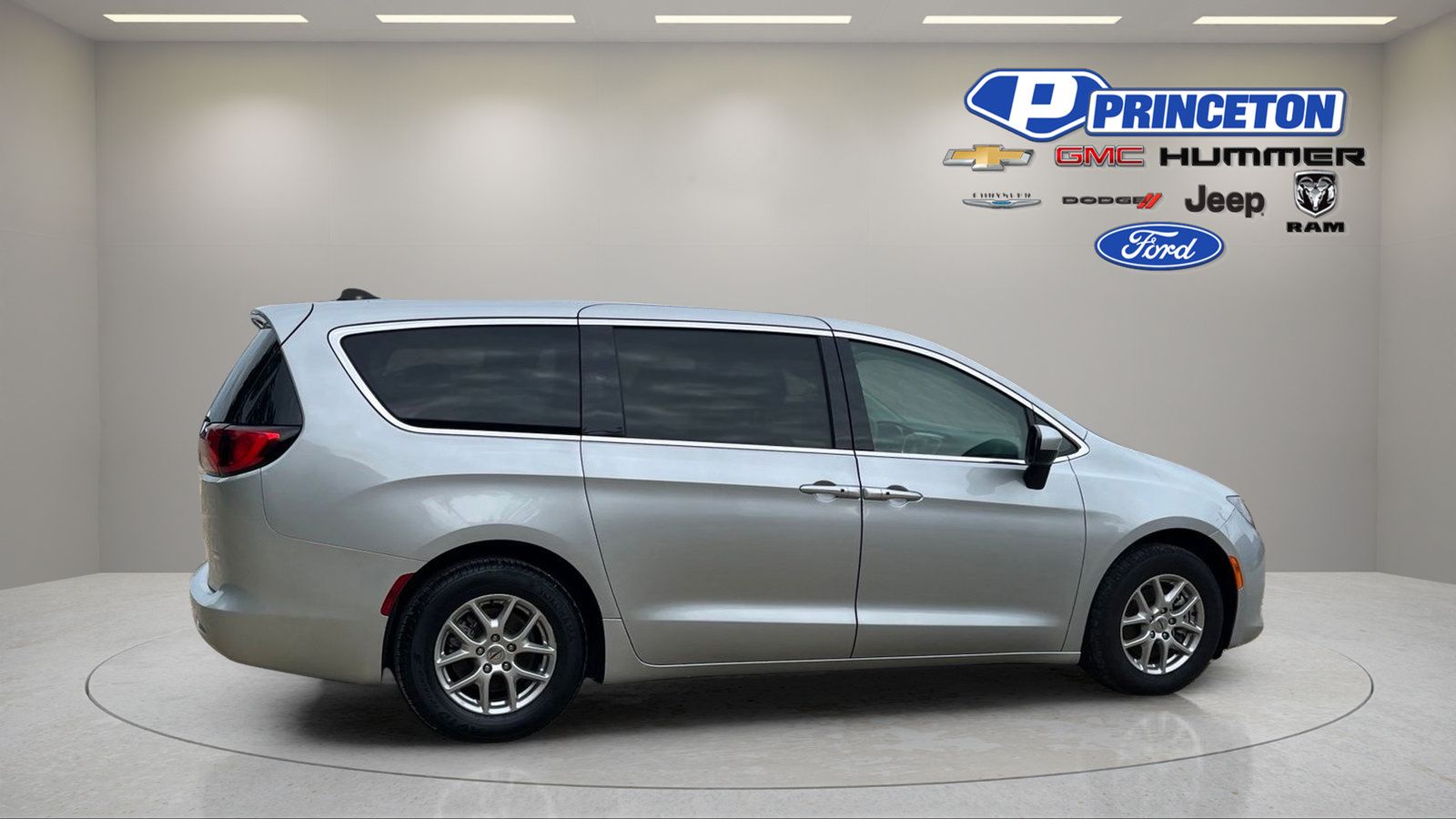 Used 2023 Chrysler Voyager LX FWD image 8