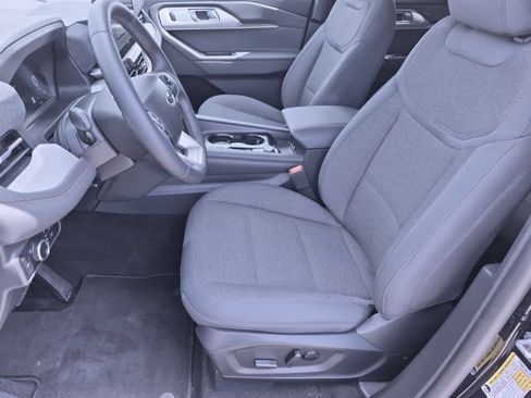Used 2025 Ford Explorer Active AWD/4WD image 16