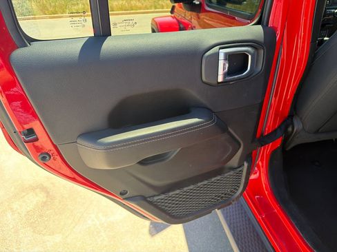 Used 2022 Jeep Wrangler Unlimited Sahara w/ Cold Weather Group AWD/4WD image 21