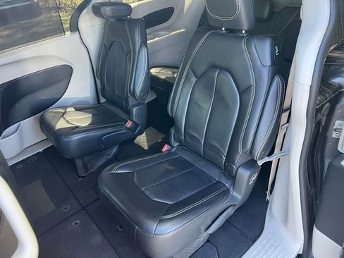 Used 2022 Chrysler Pacifica Touring-L FWD image 13