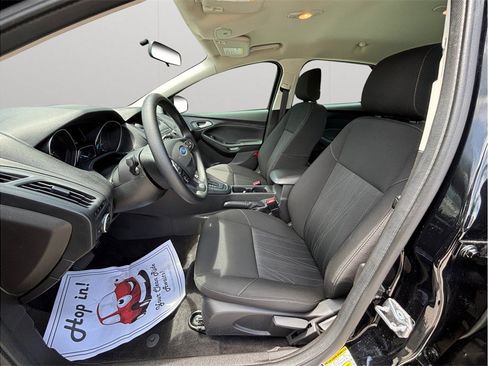 Used 2018 Ford Focus SE FWD image 2