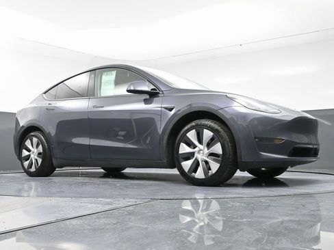 Used 2022 Tesla Model Y Long Range image 54