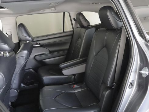 Used 2024 Toyota Highlander XLE AWD/4WD image 11