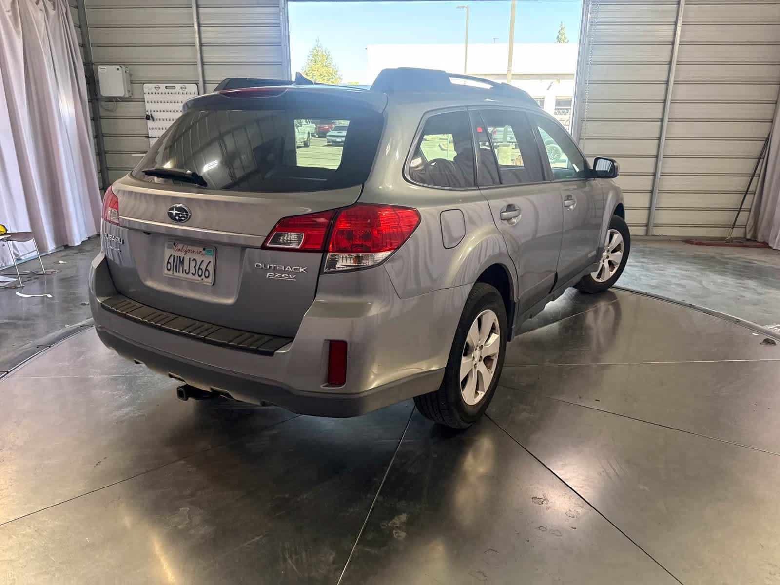 Used 2011 Subaru Outback 2.5i Limited w/ PWR Moonroof Pkg AWD/4WD image 5