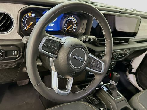 Used 2025 Jeep Wrangler Sahara image 18