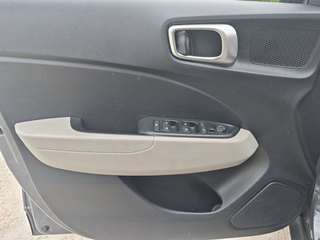 Used 2025 Hyundai Venue SEL FWD image 11