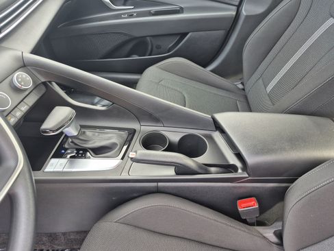Certified 2025 Hyundai Elantra SE FWD image 19