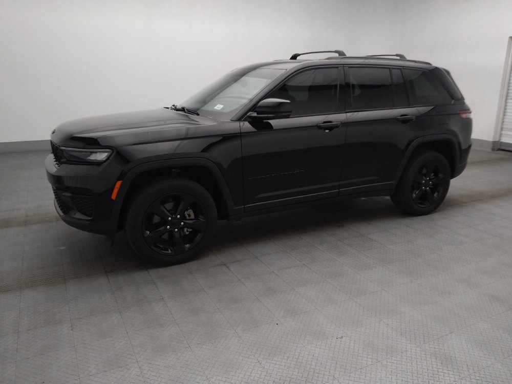 Used 2023 Jeep Grand Cherokee Altitude AWD/4WD image 2