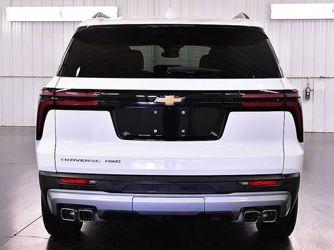 Used 2025 Chevrolet Traverse LT image 6